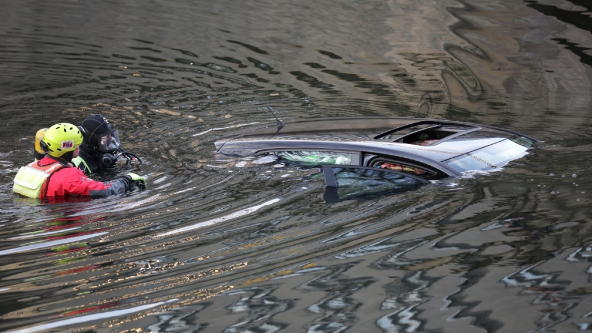 Die DLRG meldet einen Fahrzeugunfall im Wasser (Symbolbild). (Foto)