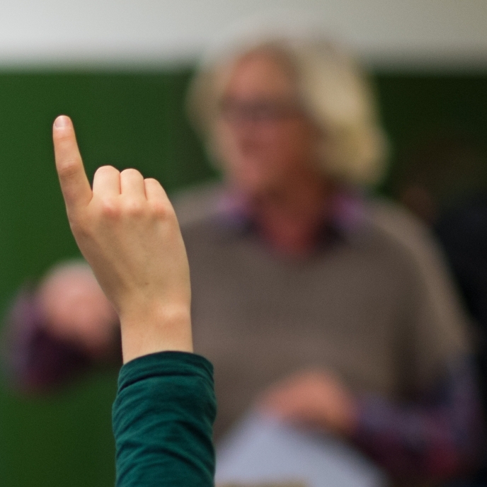 Lehrer füttert Schüler mit Sperma-Keksen