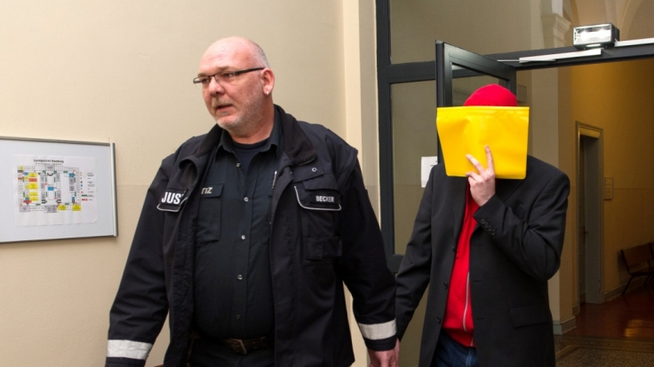 Erzieher und Erzieherinnen sind Vertrauenspersonen. Eltern vertrauen ihnen ihre Kinder an. Leider kann das schief gehen: Der 30-jährige Stefan H. (r.) hat sich an fünf Kindern in einer Hamburger Kita vergangen.