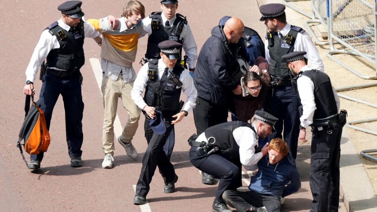 Polizisten entfernen M&auml;nner, die den Aufmarsch der k&ouml;niglichen Prozession auf der Mall vor der Geburtstags-Parade Trooping the Colour am ersten von vier Tagen der Feierlichkeiten zum Platinjubil&auml;um der Queen, st&ouml;rte. (Foto)