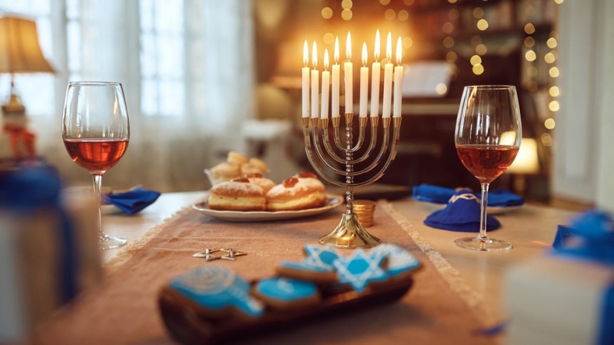 Zum j&uuml;dischen Lichterfest geh&ouml;rt traditionell der achtarmige Leuchter, der Chanukkia hei&szlig;t. (Foto)