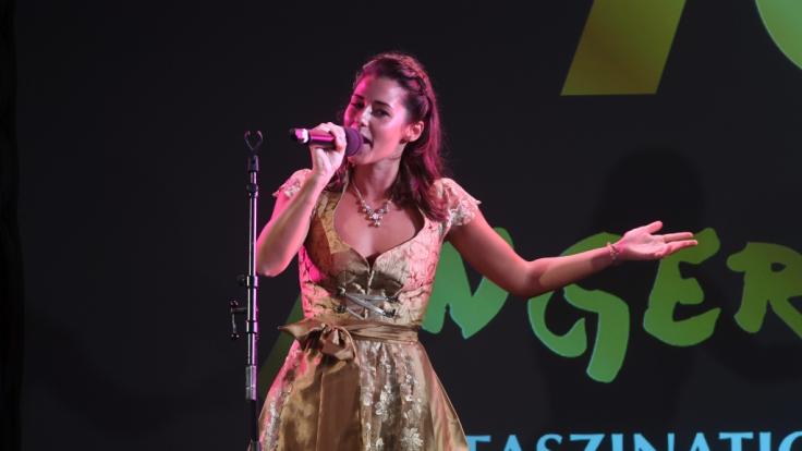 Sängerin Sarah bei ihrem Auftritt bei der Jubiläumsgala
