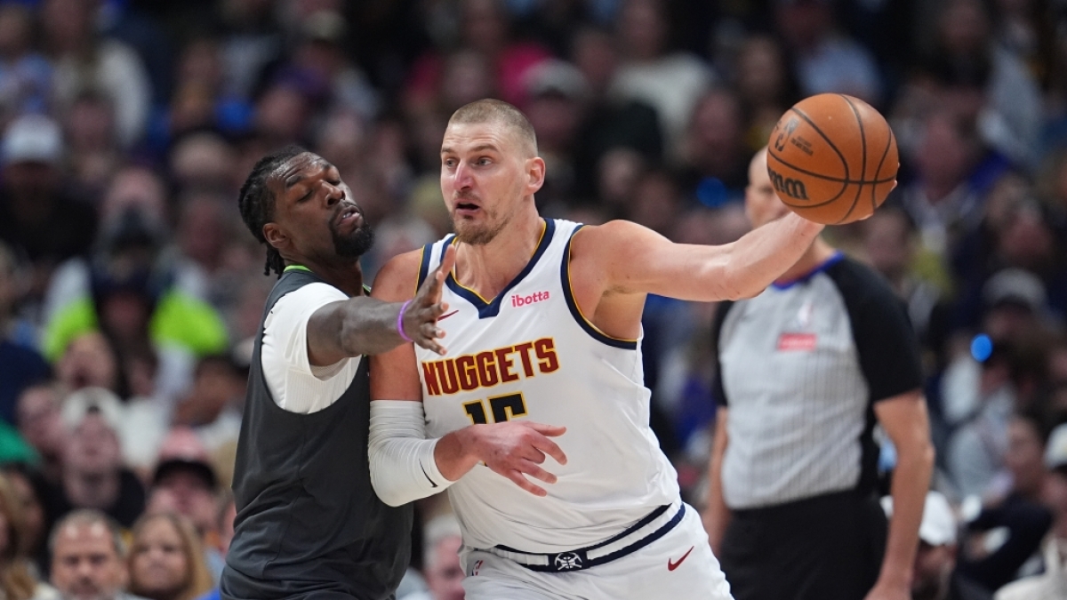 Nikola Jokic von den Denver Nuggets gibt den Ball ab im Spiel gegen die Minnesota Timberwolves, am 18.04.2026. (Symbolbild) (Foto)