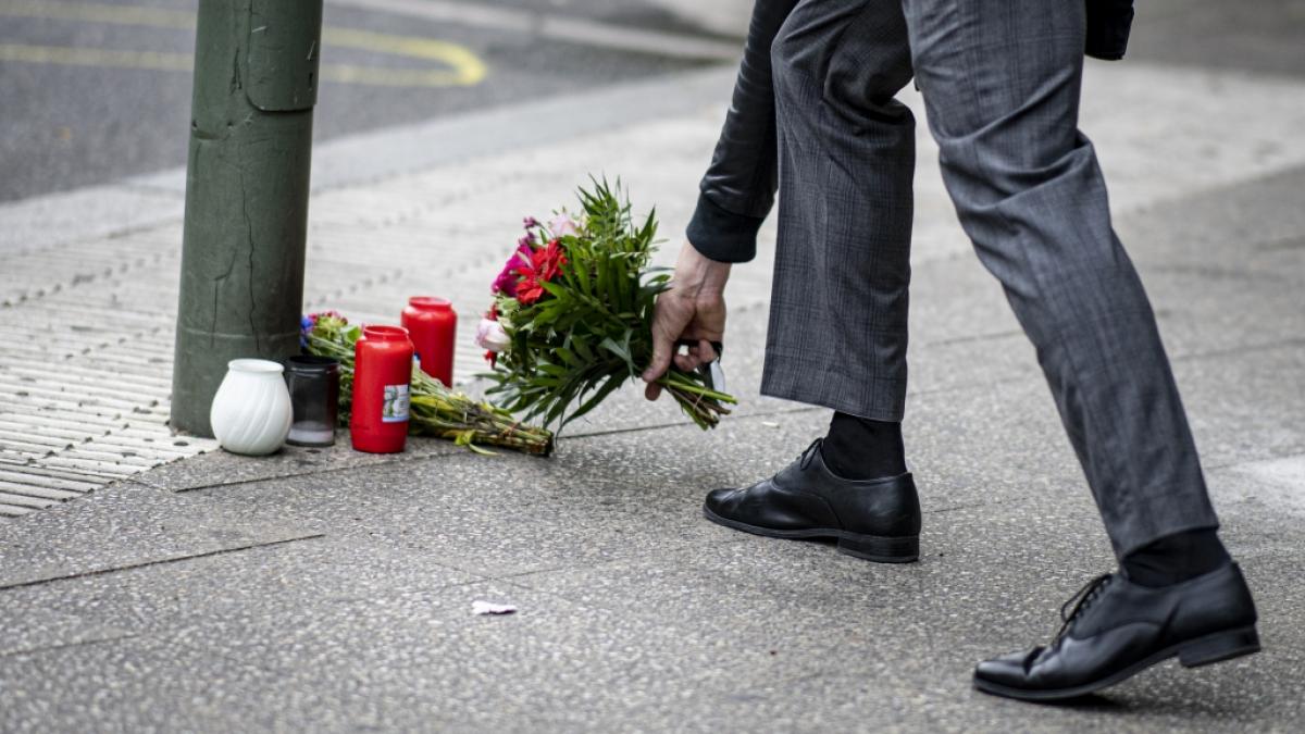 Ein Mann legt Blumen auf den B&uuml;rgersteig an der Tauentzienstra&szlig;e auf den Boden. (Foto)