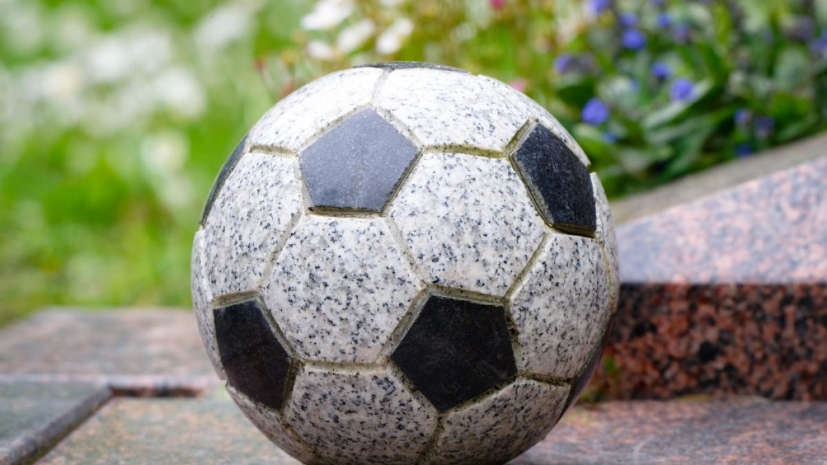 Die Fu&szlig;ball-Welt trauert Tendai Ndoro. Der ehemalige Nationalspieler starb mit nur 40 Jahren. (Symbolfoto) (Foto)