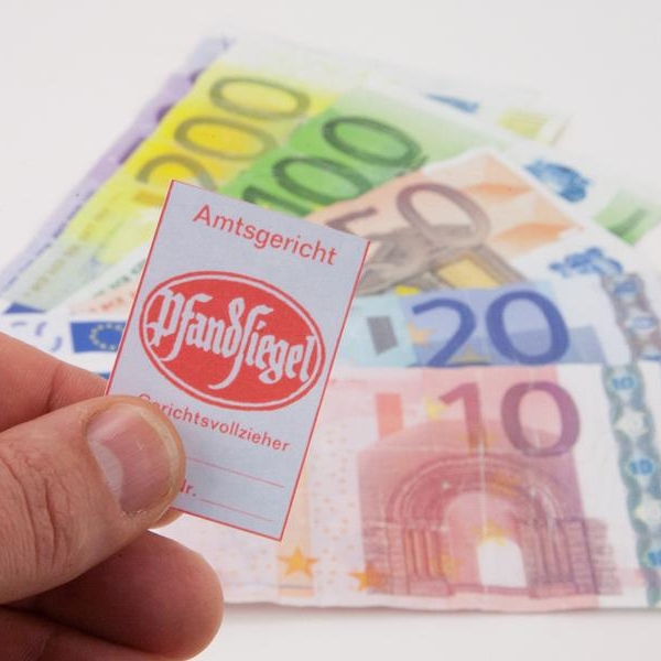 Wenn die Pfändung droht, sollten Schuldner sich gut informieren. Denn auch wenn sie pleite sind, haben sie Rechte.