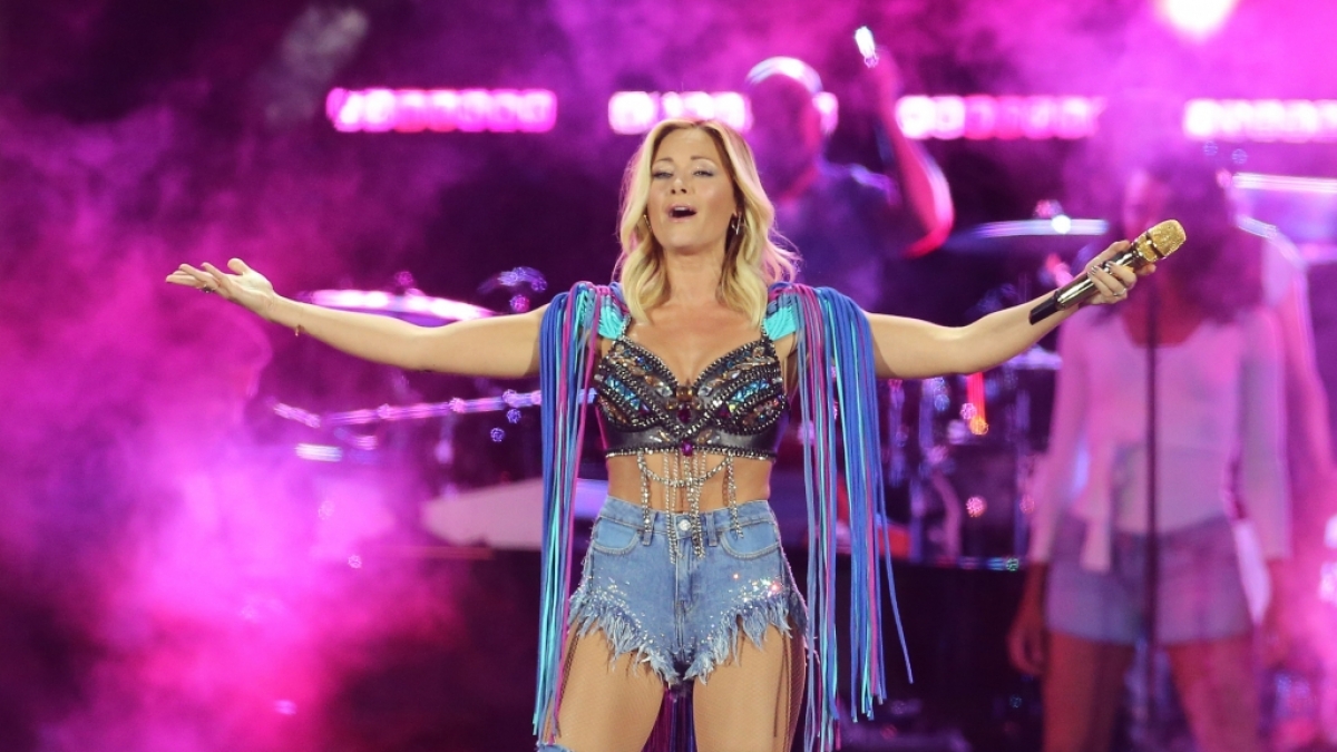 Helene Fischer im sexy Glitzer-Fummel bei ihrem Tour-Auftakt in Leipzig am 23. Juni.&nbsp; (Foto)