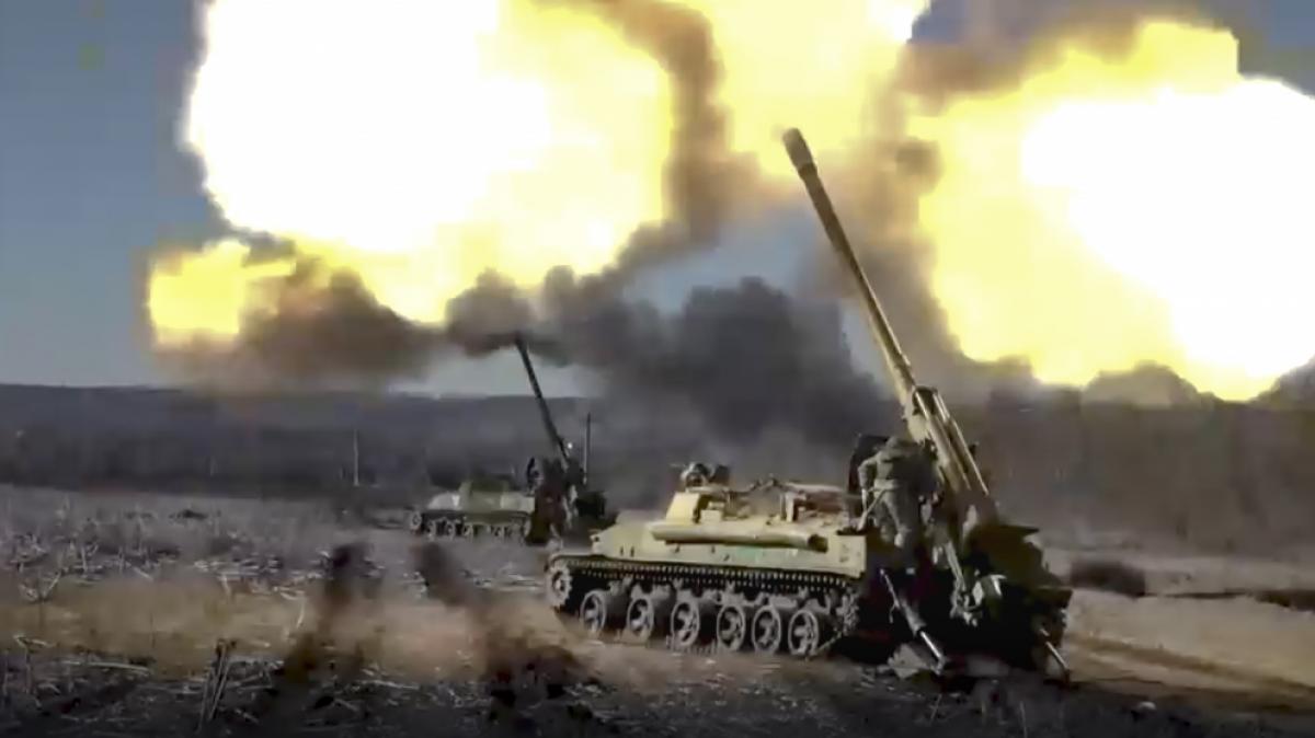 Auf diesem vom Pressedienst des russischen Verteidigungsministeriums ver&ouml;ffentlichten Foto, das von einem Video stammt, feuern selbstfahrende Kanonen der russischen Armee auf ukrainische Truppen an einem nicht genannten Ort. (Foto)