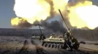 Auf diesem vom Pressedienst des russischen Verteidigungsministeriums veröffentlichten Foto, das von einem Video stammt, feuern selbstfahrende Kanonen der russischen Armee auf ukrainische Truppen an einem nicht genannten Ort.