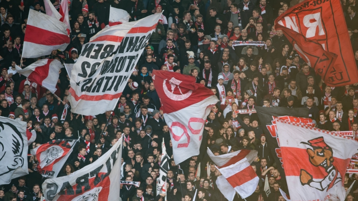 Die Fans des VfB Stuttgart schwenken die Fahnen f&uuml;r ihren Verein. (Symbolbild) (Foto)