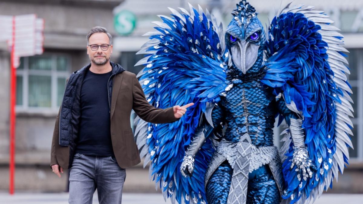 Was ist denn das f&uuml;r ein schr&auml;ger Vogel? "The Masked Singer"-Moderator Matthias Opdenh&ouml;vel spaziert mit dem Schuhschnabel, einer der ersten TMS-Masken in Staffel 8, durch K&ouml;ln. (Foto)