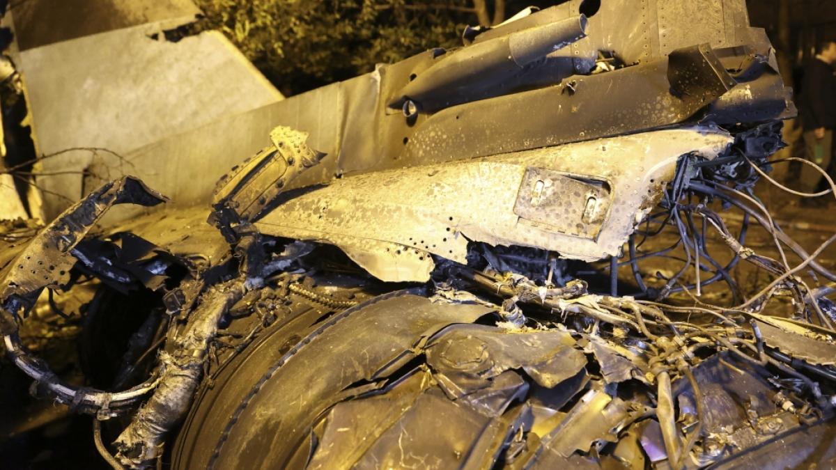 Tr&uuml;mmer des abgest&uuml;rzten Kampfflugzeugs liegen in der N&auml;he eines besch&auml;digten Geb&auml;udes in Jeisk. (Foto)