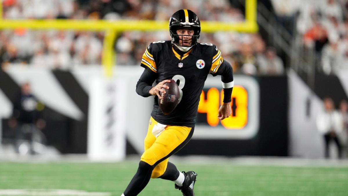 Aaron Rodgers von den Pittsburgh Steelers l&auml;uft mit dem Ball, am 16.10.2025. (Symbolbild) (Foto)