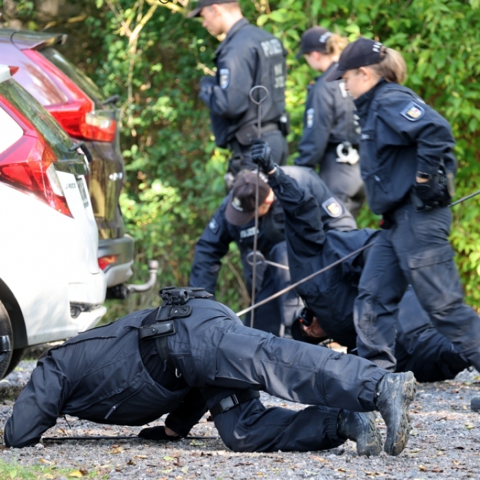 Jugendliche zünden Mülleimer und Plakate an