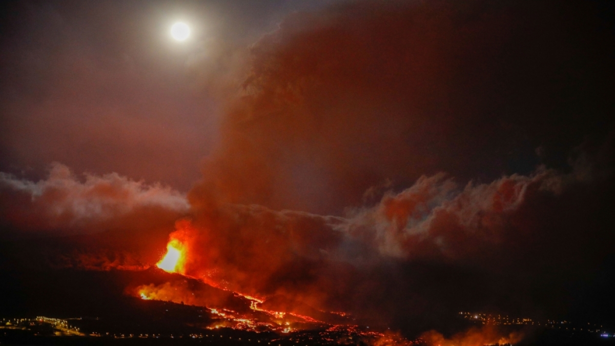 Lava bricht aus einem Vulkan in der N&auml;he von El Paso auf der Insel La Palma aus. (Foto)