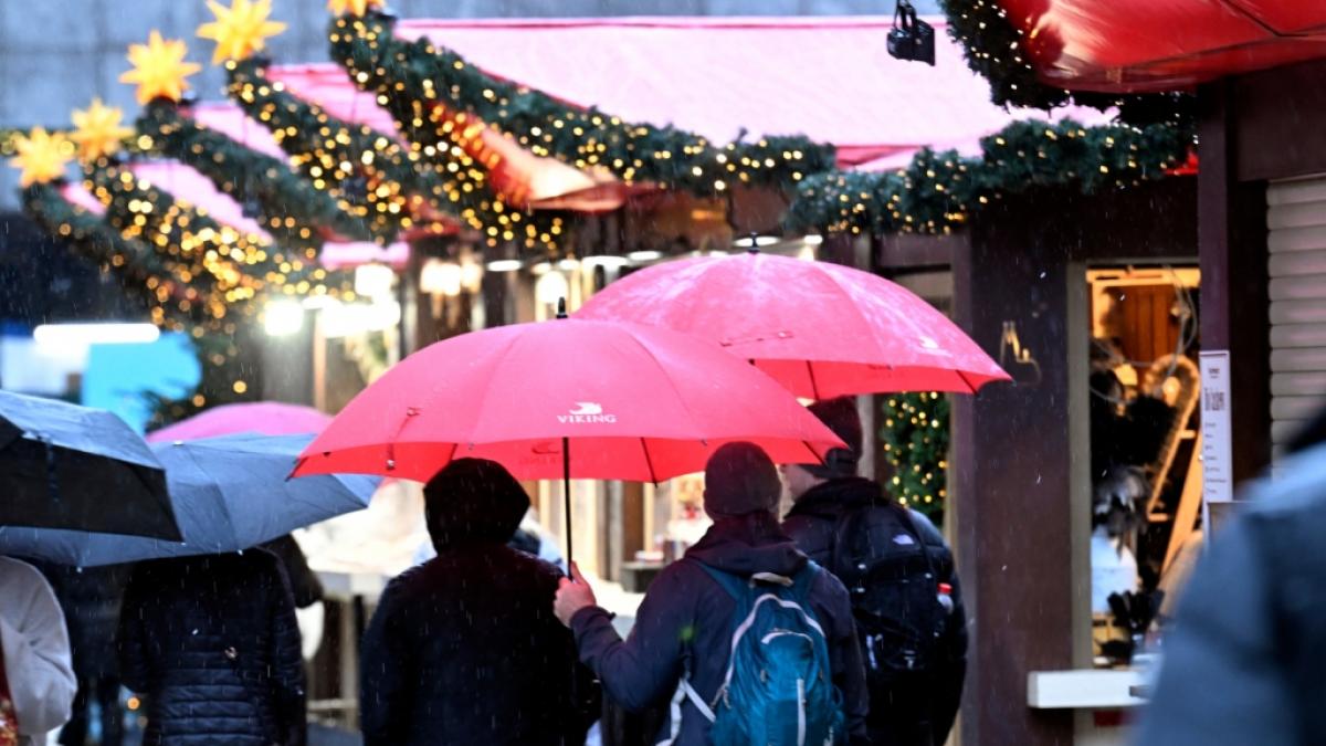 Wer sich in den kommenden Tagen auf den Weg zum Weihnachtsmarkt macht, sollte unbedingt einen Regenschirm einpacken: Die Wetterprognose verhei&szlig;t nasskaltes Schmuddelwetter. (Foto)