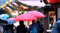 Wer sich in den kommenden Tagen auf den Weg zum Weihnachtsmarkt macht, sollte unbedingt einen Regenschirm einpacken: Die Wetterprognose verheißt nasskaltes Schmuddelwetter.