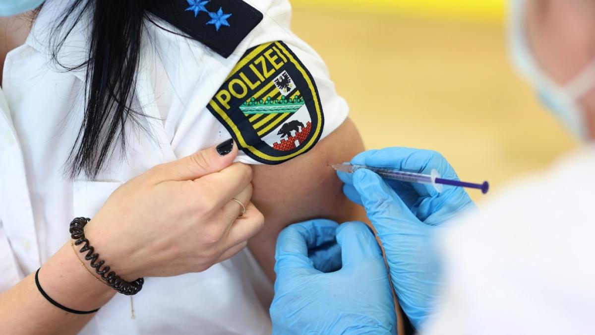 Eine Polizeibeamtin aus Sachsen-Anhalt wird gegen das Coronavirus geimpft. (Symbolbild) (Foto)