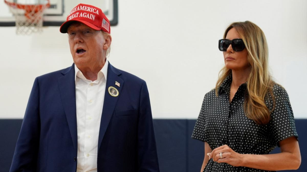 Donald und Melania Trump gaben ihre Stimme bei der US-Pr&auml;sidentschaftswahl in Florida ab - doch war es wirklich die echte Ex-First Lady, die da ins Wahllokal kam? (Foto)