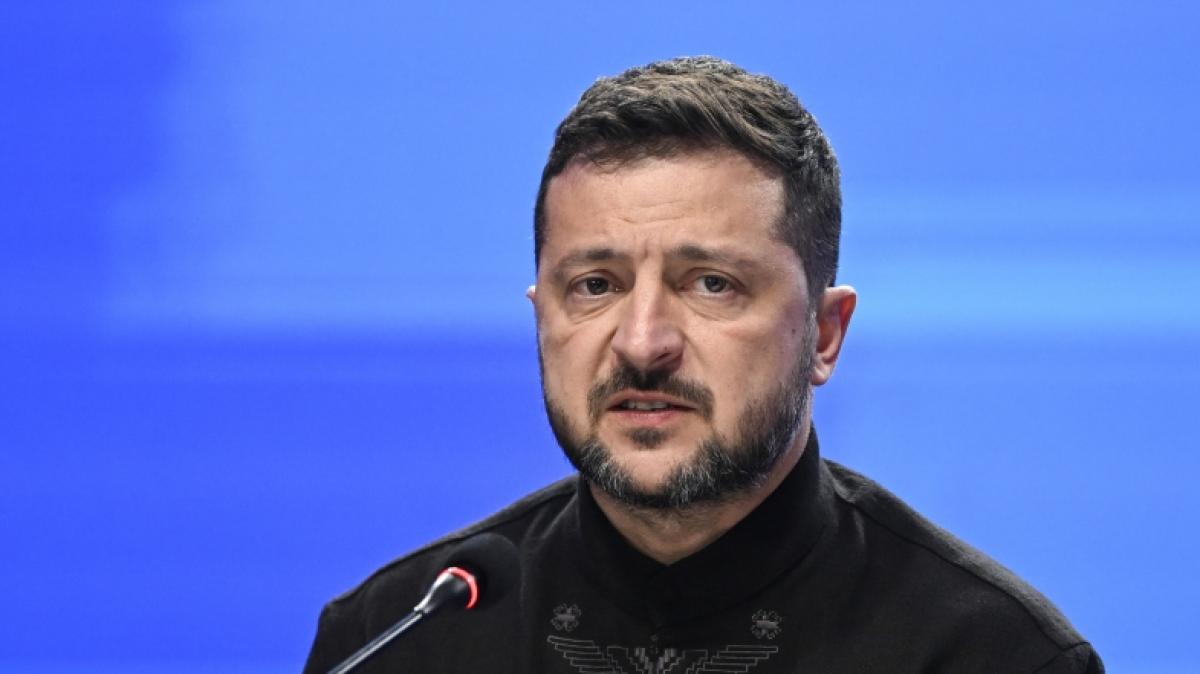 Wolodymyr Selenskyj hat sich vor einem Bild des brennenden Kremls ablichten lassen. (Foto)