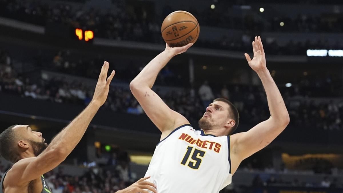 Nikola Jokic (15) von den Denver Nuggets wirft den Ball in der NBA, am 01.04.2025. (Symbolbild) (Foto)