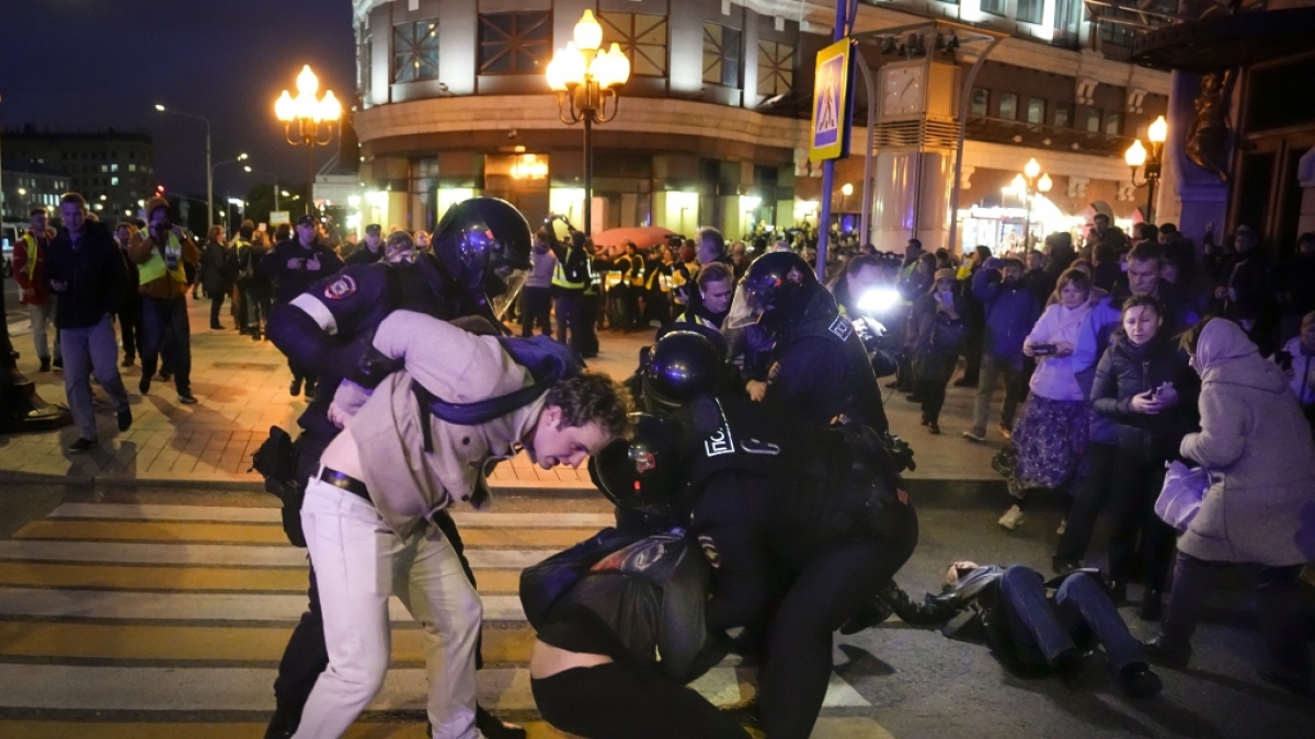 Tausende Menschen demonstrierten am Mittwochabend im Moskau gegen Putins Teilmobilmachung. Mehr als 1300 Demonstranten wurden von der Polizei festgenommen. (Foto)