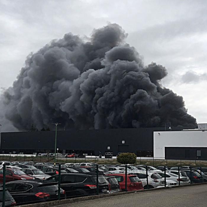 Flammen-Inferno! Feuerwehr warnt Bürger vor Rauchwolke
