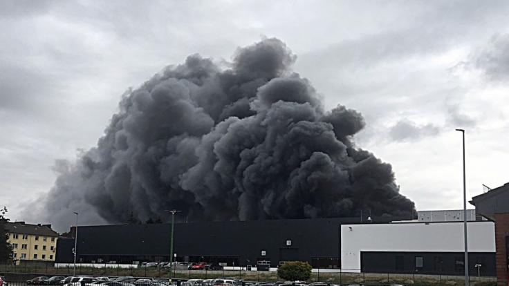 Eine Gewerbehalle in Aachen steht lichterloh in Flammen.