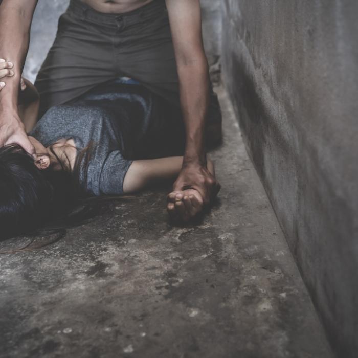 Sie schrie vor Qual! 12-Jährige von Nachbar auf Terrasse vergewaltigt