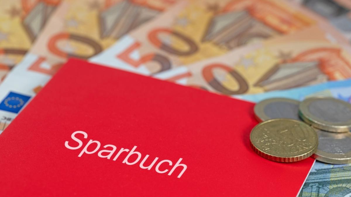 Viele Deutsche fragen sich: Ist mein Sparbuch aktuell noch sicher? (Foto)