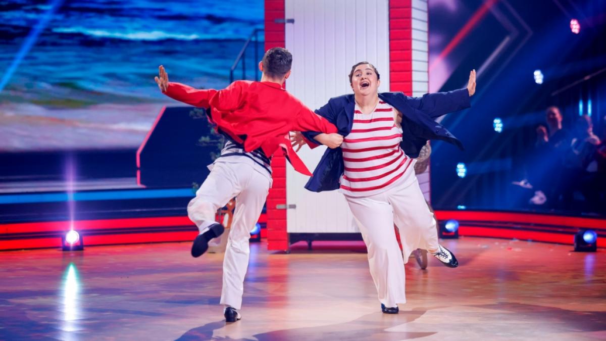 Selfiesandra und Zsolt S&aacute;ndor Cseke tanzten in der 7. Folge von "Let's Dance" zu Nina Hagens "Du hast den Farbfilm vergessen" (Foto)