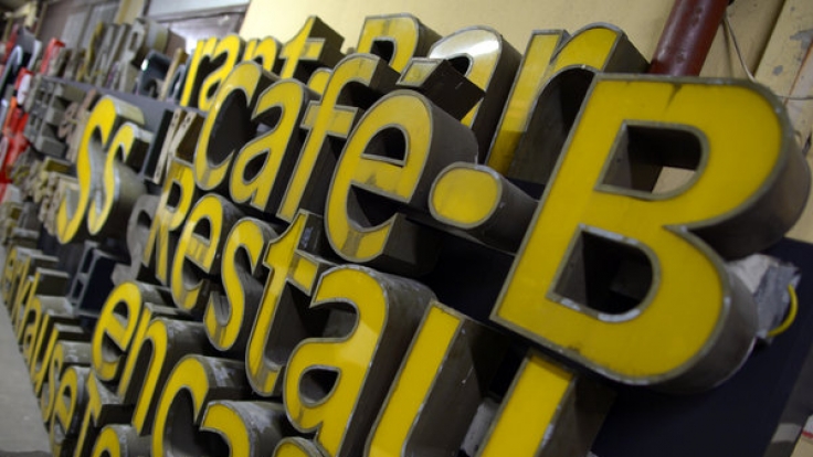 Im Buchstabenmuseum in Berlin findet man Initialen, Schriftzüge und Leuchtreklamen. Die historischen Schriften sollen erhalten und als Stück der Geschichte bewahrt werden.