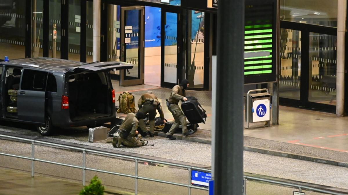 Bewaffnete Polizisten mit Spezialausr&uuml;stung sind am Flughafen im Einsatz. (Foto)