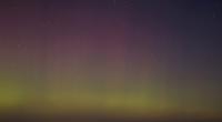 Grün und gelblich schimmern Polarlichter im Havelland.