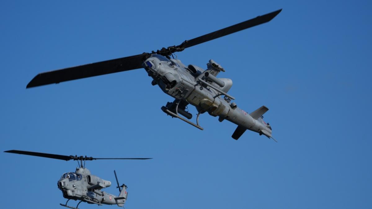 Kampfhubschrauber fliegen w&auml;hrend des Nato-Man&ouml;vers "Steadfast Dart" &uuml;ber den Truppen&uuml;bungsplatz an der Ostseek&uuml;ste. (Foto)