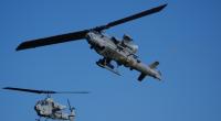 Kampfhubschrauber fliegen während des Nato-Manövers 