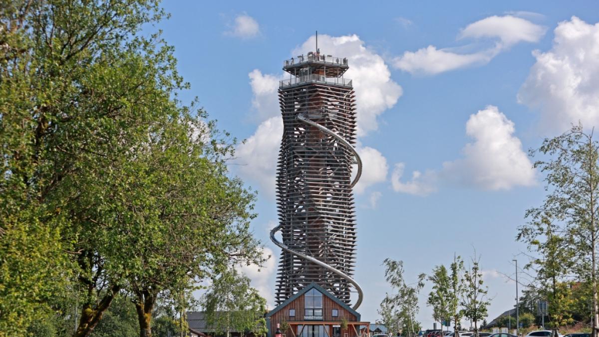 Drei Menschen sterben nach einem Sturz von einem 65 Meter hohen Aussichtsturm im Harz. (Foto)