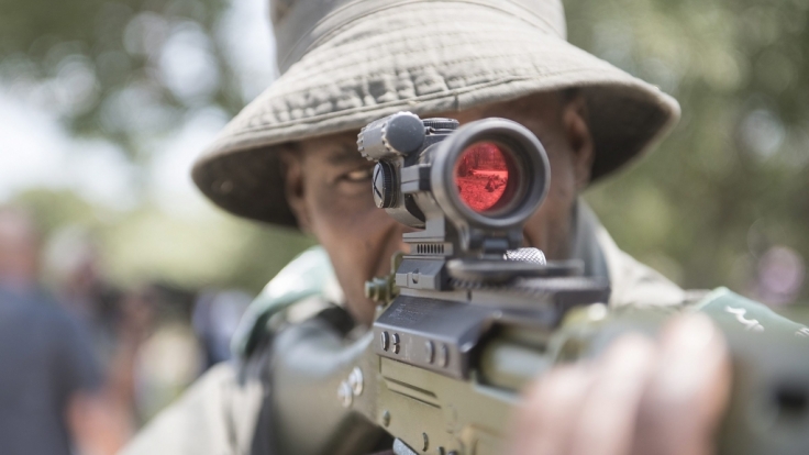 Im Krüger Nationalpark in Südafrika macht eine Spezialeinheit Jagd auf Wilderer - doch jetzt kümmerte sich die Natur selbst um einen illegalen Jäger (Symbolbild).