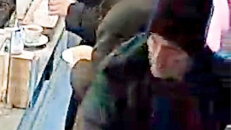 Die Berliner Polizei sucht mit diesen Fotos nach einem mutmaßlichen Kindesentführer.