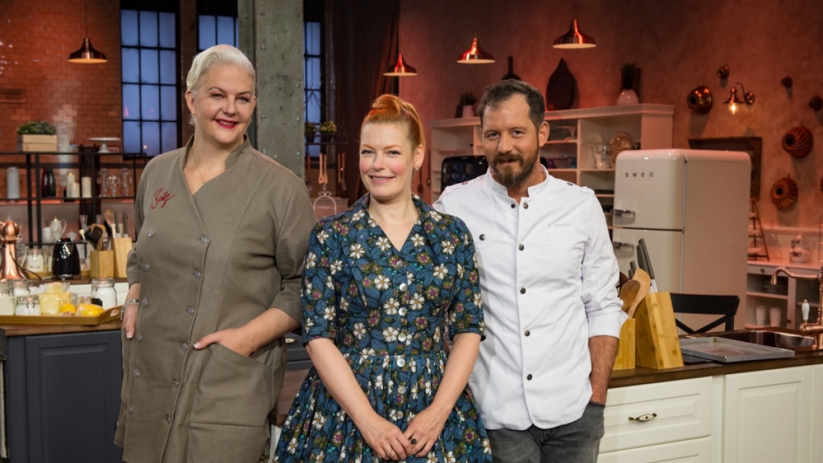 Die Jury: Torten-Dekorateurin Bettina Schliephake-Burchardt (l.) und Chef P&acirc;tissier Christian H&uuml;mbs (r.). Enie van de Meiklokjes (M.) moderiert "Das gro&szlig;e Promibacken". (Foto)