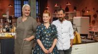 Die Jury: Torten-Dekorateurin Bettina Schliephake-Burchardt (l.) und Chef Pâtissier Christian Hümbs (r.). Enie van de Meiklokjes (M.) moderiert 