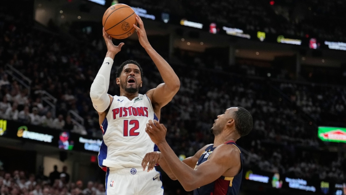 NBA, Cleveland Cavaliers - Detroit Pistons, Play-off-Runde, Eastern Conference, Halbfinale, 4. Tobias Harris (12) von den Detroit Pistons wirft &uuml;ber Evan Mobley (r) von den Cleveland Cavaliers auf den Korb, am 11.05.2026. (Symbolbild) (Foto)