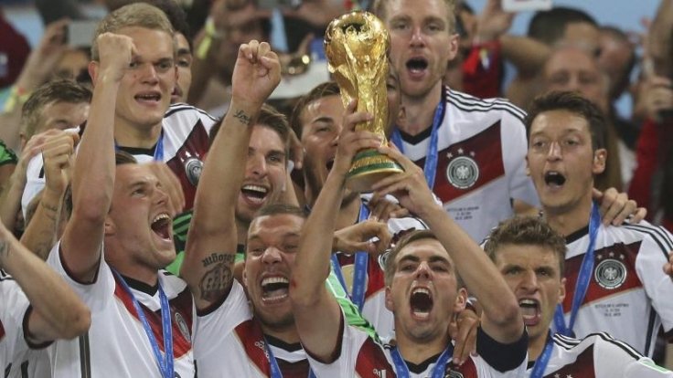 Dieses Bild wird bleiben: Die Weltmeister von Rio mit dem WM-Pokal.