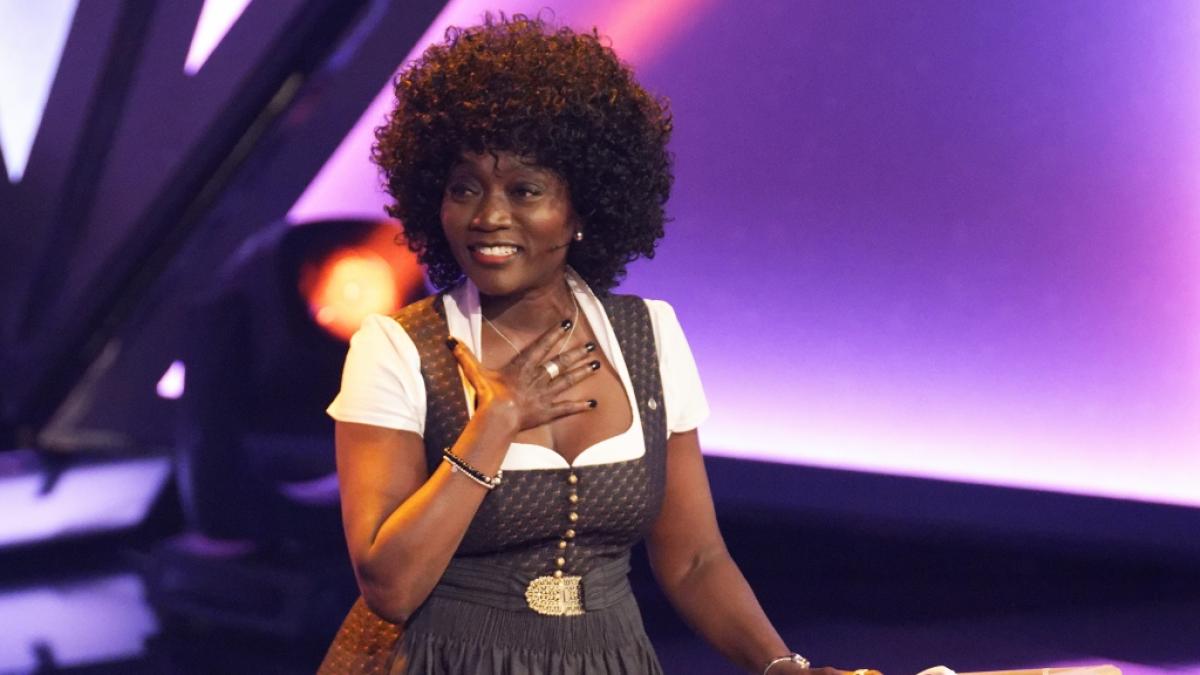 Die Autorin Rita Auma Obama steht bei der Verleihung des "Ordens wider den Tierischen Ernst 2020" auf der B&uuml;hne. (Foto)