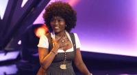Die Autorin Rita Auma Obama steht bei der Verleihung des 