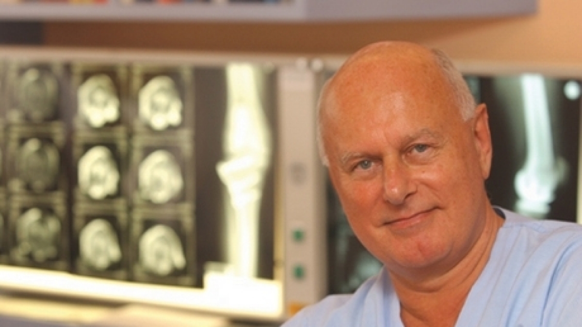 Professor J&uuml;rgen Toft hat eine Bioprothese entwickelt, die er bei Arthrose anwendet. (Foto)