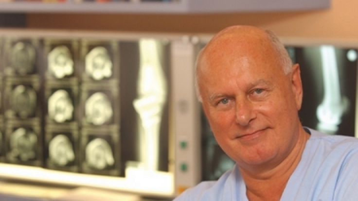 Professor Jürgen Toft hat eine Bioprothese entwickelt, die er bei Arthrose anwendet.
