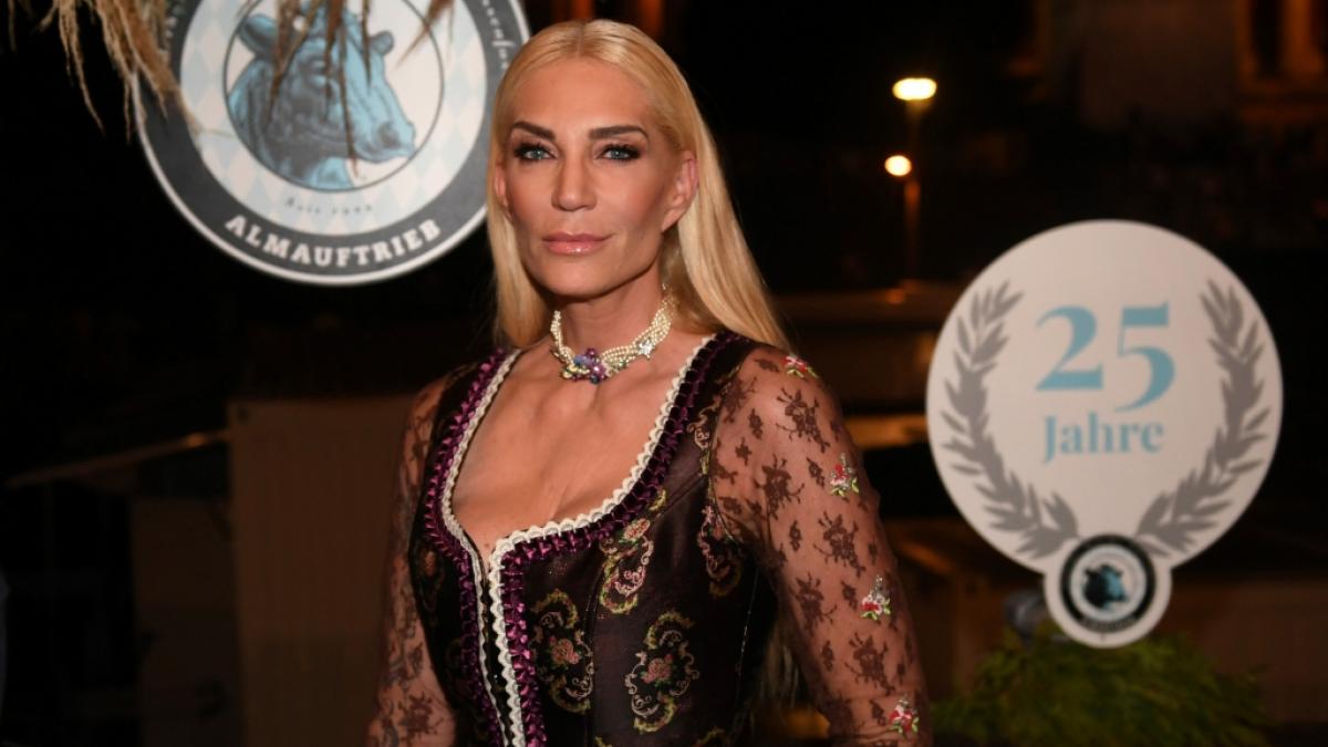 F&uuml;r Designerin Sarah Kern ist der Traum von der Dschungelkrone geplatzt: Die Designerin flog als erste Kandidatin aus dem Dschungelcamp. (Foto)