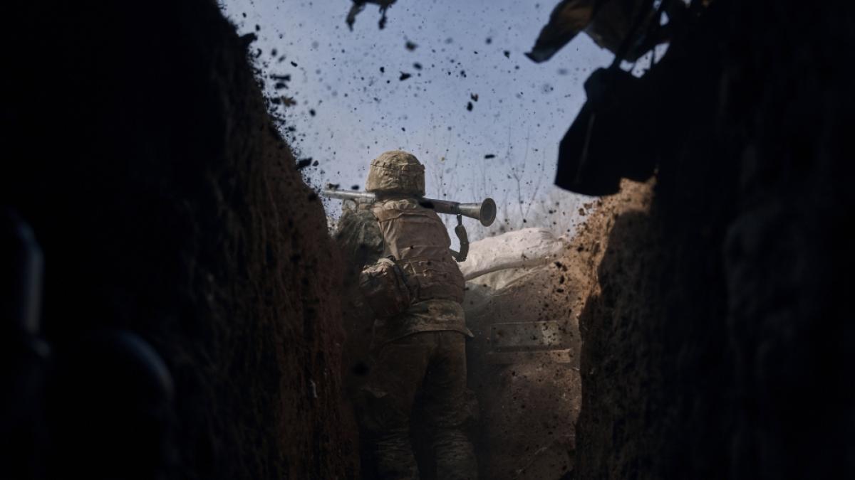 Ein ukrainischer Soldat der 28. Brigade feuert eine Panzerfaust an der Frontlinie w&auml;hrend eines Gefechts mit russischen Truppen in der N&auml;he von Bachmut ab. (Foto)