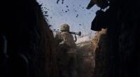 Ein ukrainischer Soldat der 28. Brigade feuert eine Panzerfaust an der Frontlinie während eines Gefechts mit russischen Truppen in der Nähe von Bachmut ab.